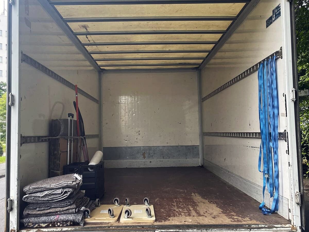 Der Wagen vor dem Einsatz — Umzugsdecken, Rollbretter, Sackkarre, Spanngurte. Wir kommen ausgerüstet.