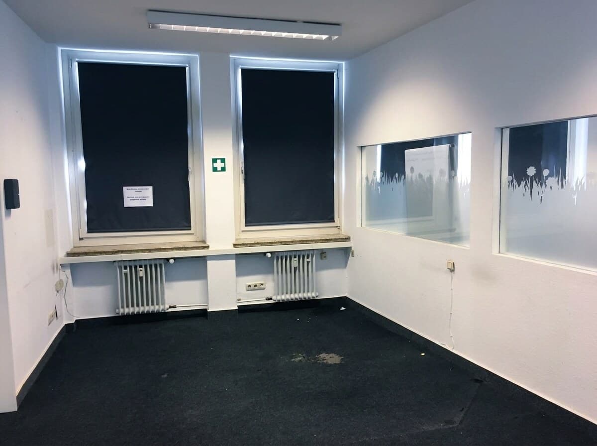 Dasselbe Büro nach der Entrümpelung durch die Umzugshelden Hessen — leer und besenrein