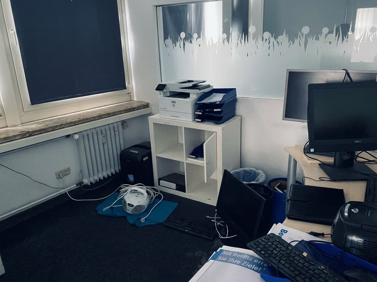 Vollgestelltes Büro in Kassel vor der Entrümpelung — Möbel, Technik, Kartons