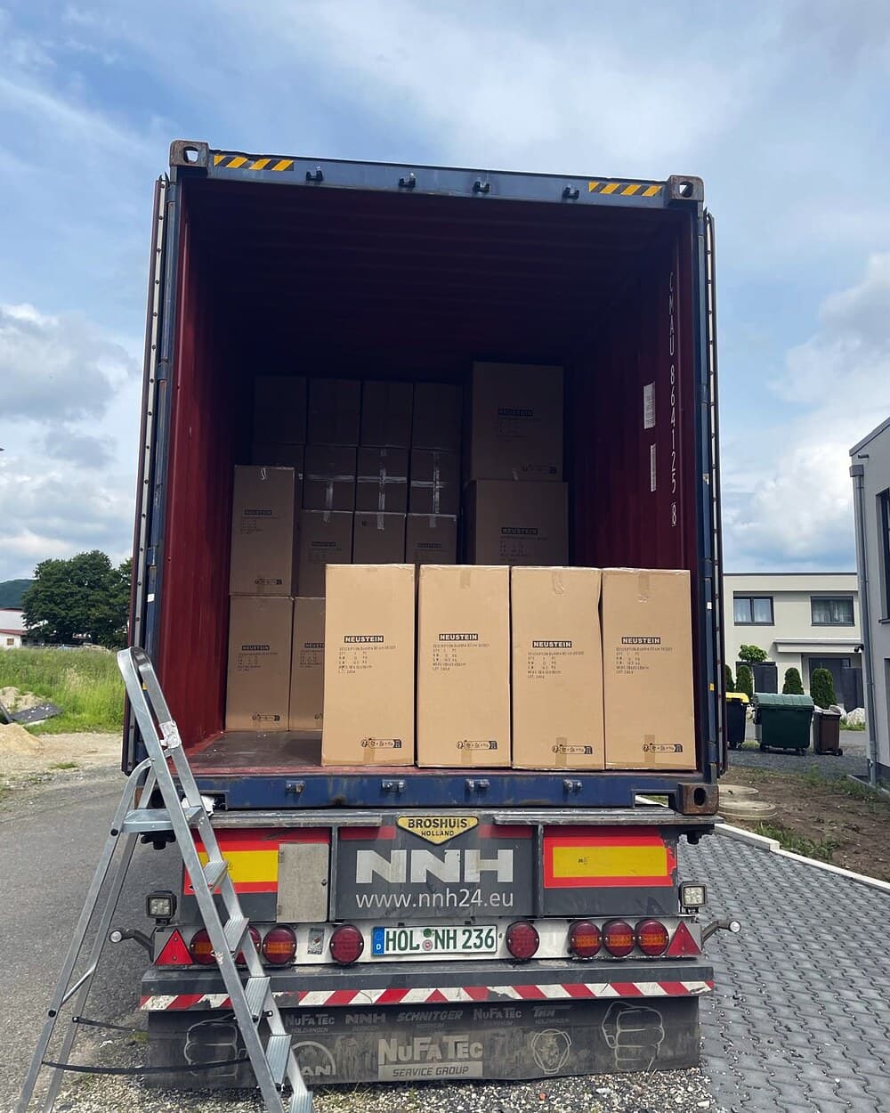Sauber gestapelte Umzugskartons in einem beladenen Container auf der Fernstrecke