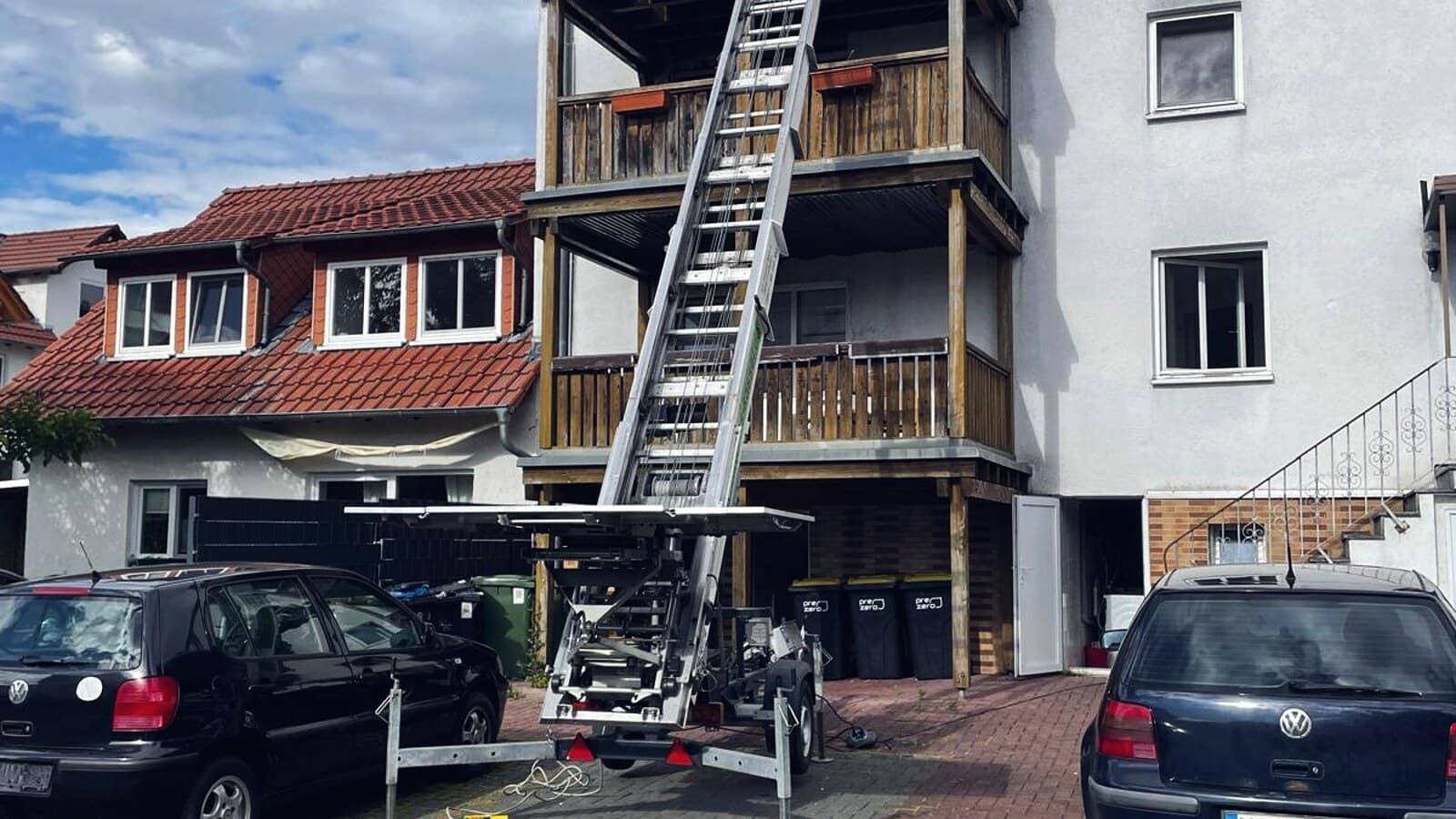 Möbellift der Umzugshelden Hessen an einem Mehrfamilienhaus in Kassel — die Leiter reicht bis zur obersten Etage